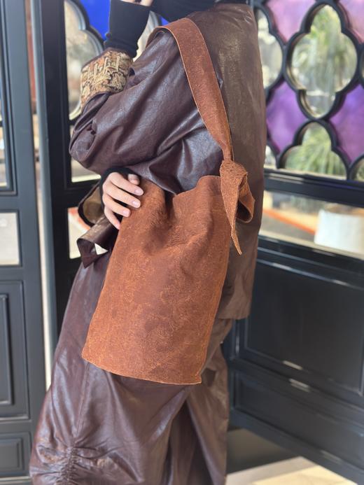 限量供应薯莨手工染斜挎大容量国风桶包！松弛闲适，时髦古朴，中式韵味十足，棉麻自然肌理细腻清晰，近看满满手工温度，越背越软，自带故事感 商品图6