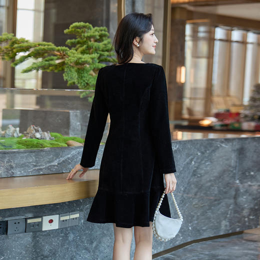 奢姿大码女装2025冬季胖妹妹镶钻丝绒长袖连衣裙气质优雅小黑裙9953870566 商品图3