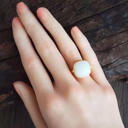 【天然正品】AU750黄金镶天然细腻新疆籽料一级白油润度佳蛋面和田玉戒指14.8*14.6MM（皆取最大值）16号（戒圈可改）060126NJ36 商品图7