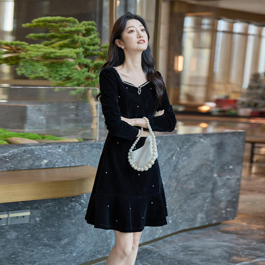 奢姿大码女装2025冬季胖妹妹镶钻丝绒长袖连衣裙气质优雅小黑裙9953870566 商品图1