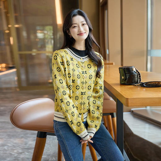 奢姿大码女装2025冬季减龄趣味图案设计圆领针织衫胖妹妹时尚上衣9354310001 商品图0