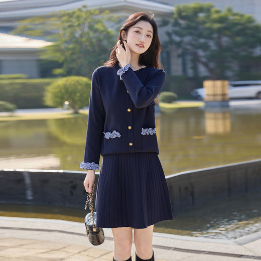 奢姿大码女装2025冬季时尚花边装饰圆领套装胖妹妹气质减龄两件套9854935276 商品图0