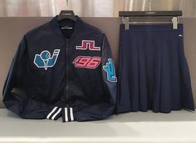 JL家春秋轻量防风外套，🆕妥妥的爆款🔥单品！没有年龄界限的一款运动休闲外套！采用轻量防泼水防风面料，增加多一层网布内里，比单层皮肤衣更为保暖防风，春秋均可穿着，实用性强！