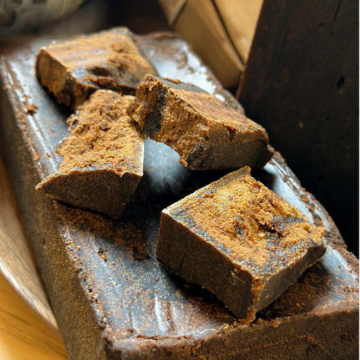 【可以直接咬着吃的红糖】觅山翁 云南傣家鲜汁软红糖 500g/盒 配料干净，只有甘蔗，砂软质地，甘甜温补 商品图0