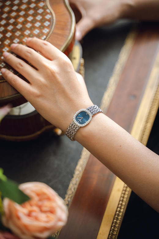 独角鹿西洋古董1970年代瑞士顶级钟表世家百达翡丽Patek Philippe出品18K白金编织表带蓝色日辉纹石英镶嵌钻石表盘女士腕表 商品图0