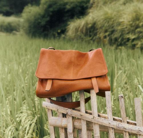 老米优品🎈代工厂直发！《 裘真植鞣小山牛皮复古邮差包》无性别松弛感！大容量 通勤复古休闲 单肩斜挎邮差包 商品图2