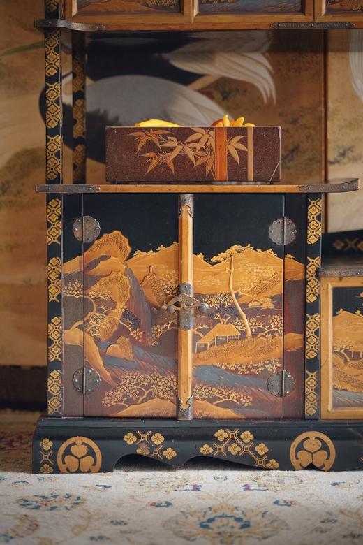 独角鹿西洋古董20世纪中期日本昭和时期出品东方山水楼阁主题黑地金漆莳绘茶棚 商品图5