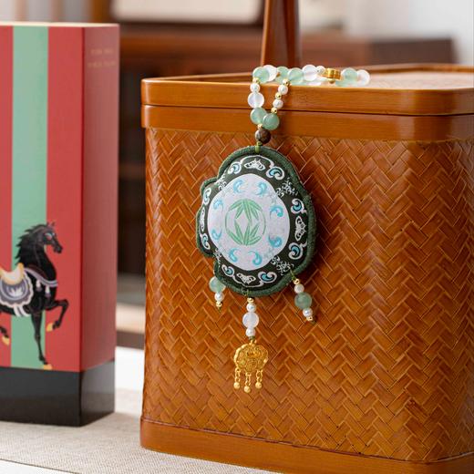 【新年好物丨骏逸四时马年系列香包合集】根据现代生活新需求，当代设计为主，加入传统文化，从选材到成香历经多到核心工序，对原料、时节与技艺极致把控，成就独特香气，自留或送人都可以~ 商品图13