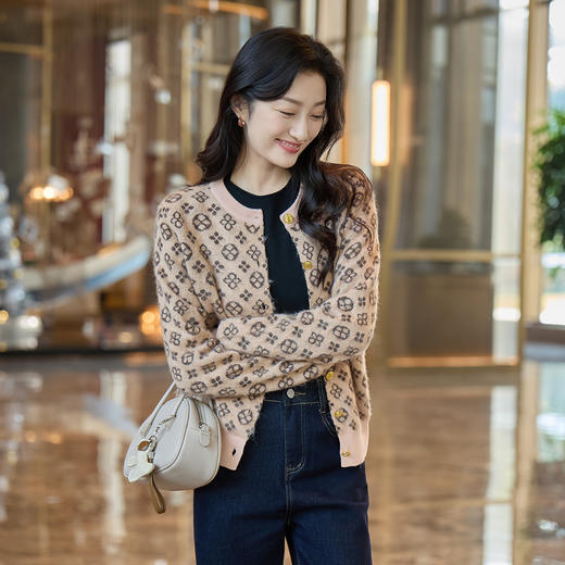 奢姿大码女装2025冬季胖妹妹时尚提花圆领针织开衫气质减龄上衣9054691111 商品图4