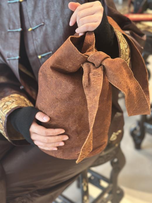 限量供应薯莨手工染斜挎大容量国风桶包！松弛闲适，时髦古朴，中式韵味十足，棉麻自然肌理细腻清晰，近看满满手工温度，越背越软，自带故事感 商品图12