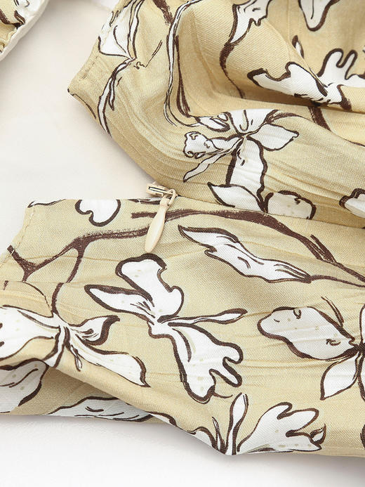 2026 春夏季新品 浅杏色碎花吊带连衣裙 木耳边 V 领宽松度假风中长裙 商品图3