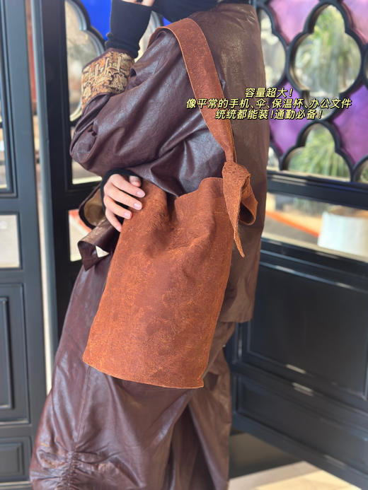 限量供应薯莨手工染斜挎大容量国风桶包！松弛闲适，时髦古朴，中式韵味十足，棉麻自然肌理细腻清晰，近看满满手工温度，越背越软，自带故事感 商品图1