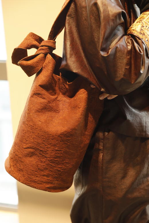 限量供应薯莨手工染斜挎大容量国风桶包！松弛闲适，时髦古朴，中式韵味十足，棉麻自然肌理细腻清晰，近看满满手工温度，越背越软，自带故事感 商品图7