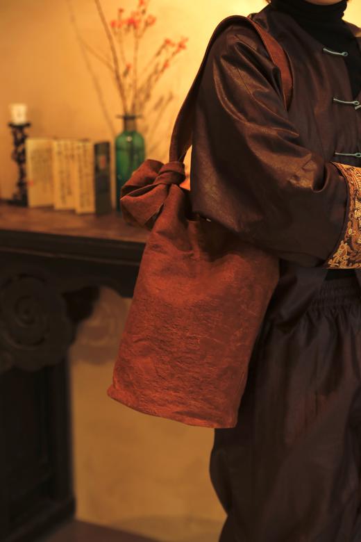 限量供应薯莨手工染斜挎大容量国风桶包！松弛闲适，时髦古朴，中式韵味十足，棉麻自然肌理细腻清晰，近看满满手工温度，越背越软，自带故事感 商品图5