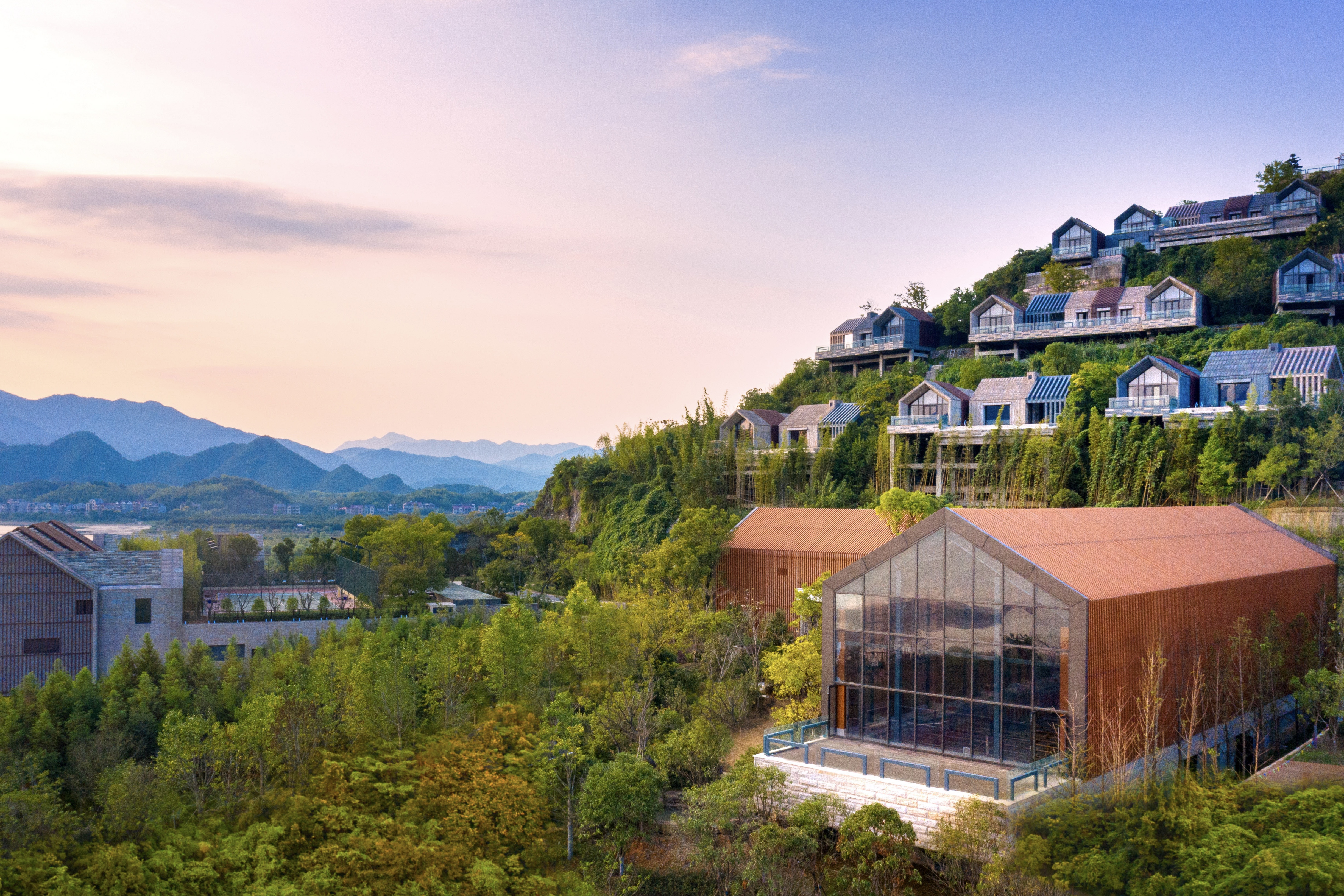 🍃 杭州桐庐康莱德酒店 × 春日雅集 · 湖景豪华套房 · 一晚套餐