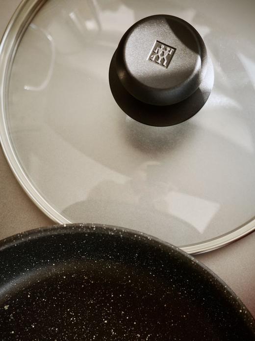 【双立人  不粘深煎锅】【赠送双立人高透玻璃锅盖】高纯度铝制不粘锅！22200次耐磨钛金层，5大国际认证！不含PFOA.国标1级不粘.耐酸性腐蚀24cm、30cm家用黄金尺寸 商品图13