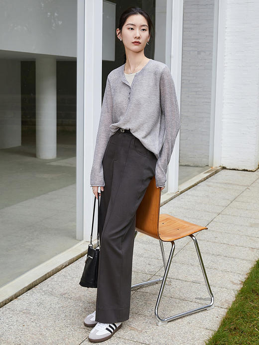 慵懒风浅灰 V 领针织衫 春季新款坑条肌理感防晒打底衫 商品图1