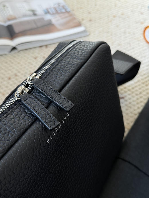 125-1圆正小众 JR潮牌 25新货 代工厂清库 男士邮差包 荔枝纹牛皮 复古斜挎包 商品图13