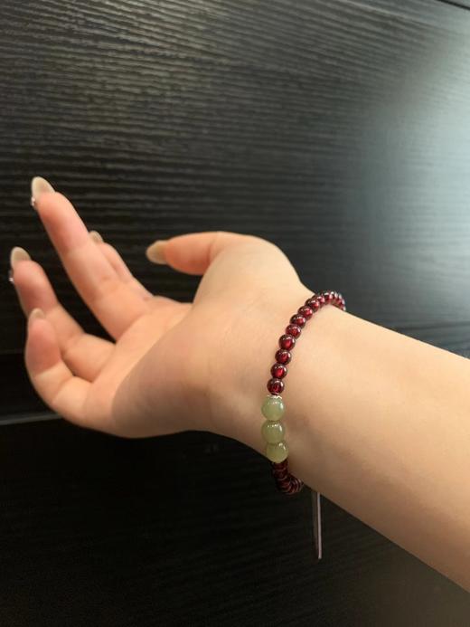 F012467叠戴单戴都很合适富家女和田玉石榴石手链 商品图12