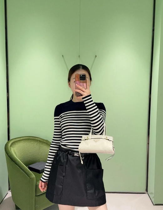 普拉达 2026早春最新款 尼龙休闲半裙(KX*MM) 商品图3