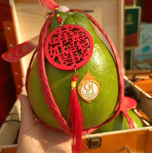 【高端爱马仕木质礼盒/地图版帝皇柚】全部泰国皇家御用红宝石柚，柚子中的“爱马仕”！泰国金柚里的至尊优品，甜度高 水分多 肉感厚而韧 三颗一箱🎀 商品图1