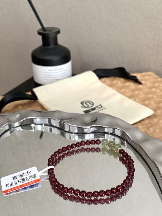 F012467叠戴单戴都很合适富家女和田玉石榴石手链 商品图2