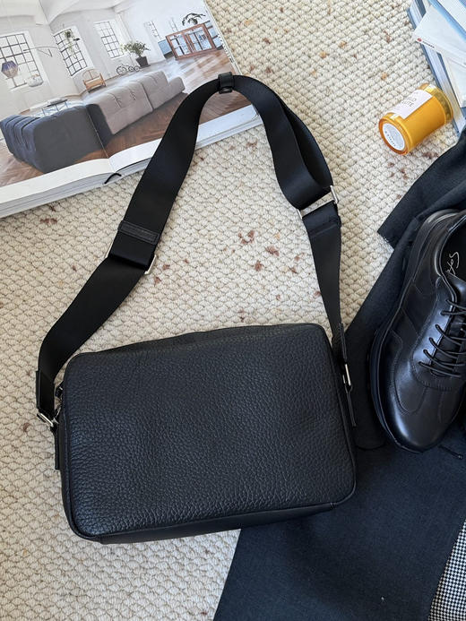 125-1圆正小众 JR潮牌 25新货 代工厂清库 男士邮差包 荔枝纹牛皮 复古斜挎包 商品图6