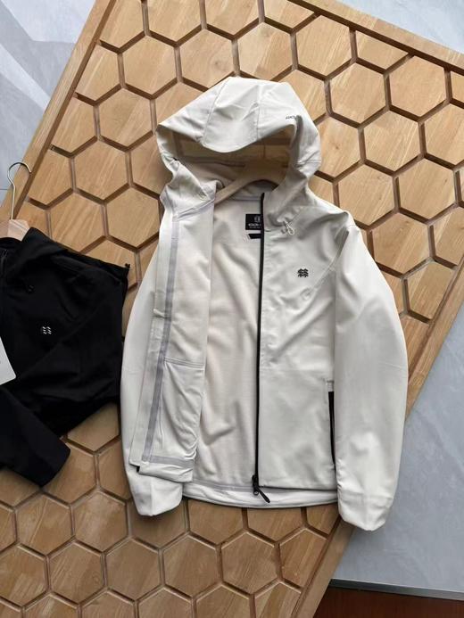 F012492运动户外休闲防风连帽拉链女士冲锋衣软壳外套 商品图4