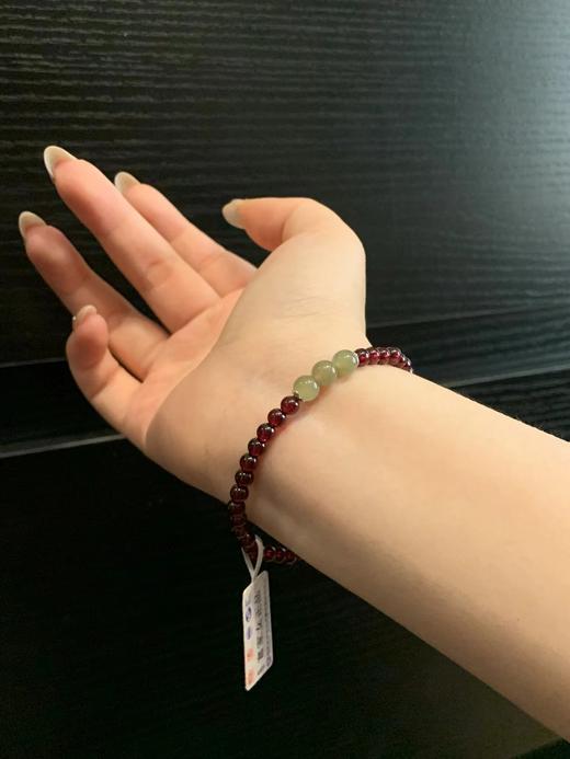 F012467叠戴单戴都很合适富家女和田玉石榴石手链 商品图6
