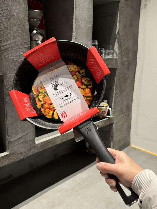 【双立人  不粘深煎锅】【赠送双立人高透玻璃锅盖】高纯度铝制不粘锅！22200次耐磨钛金层，5大国际认证！不含PFOA.国标1级不粘.耐酸性腐蚀24cm、30cm家用黄金尺寸 商品图10