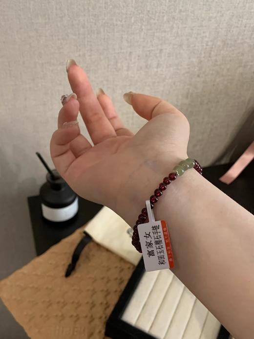 F012467叠戴单戴都很合适富家女和田玉石榴石手链 商品图9