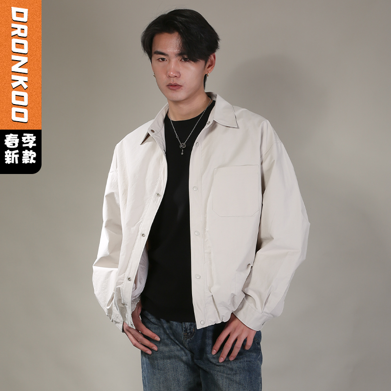 DRONKOO 2026 翻领单贴袋下摆内收后钉扣微阔薄夹克