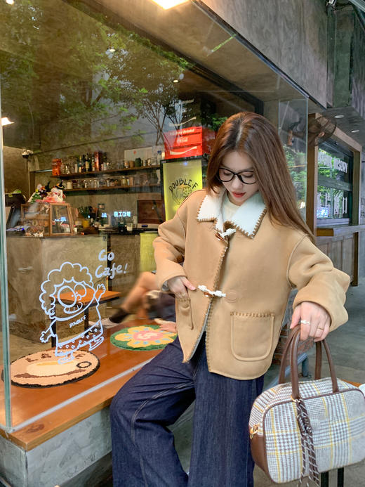 <曾小咸推荐>现货秒杀 ！微信超特价！翻领撞色边皮毛一体牛角扣外套 日常269.99 立减140 秒杀129.99！！ 商品图5