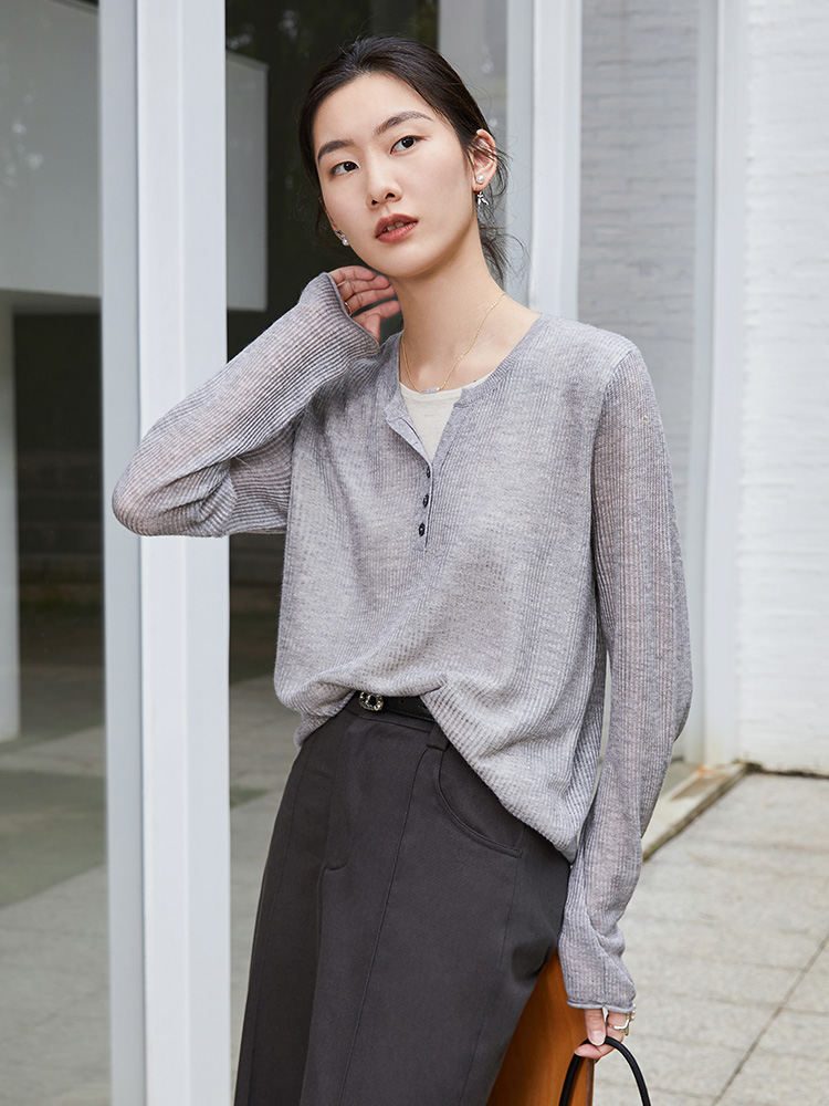 慵懒风浅灰 V 领针织衫 春季新款坑条肌理感防晒打底衫