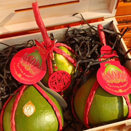 【高端爱马仕木质礼盒/地图版帝皇柚】全部泰国皇家御用红宝石柚，柚子中的“爱马仕”！泰国金柚里的至尊优品，甜度高 水分多 肉感厚而韧 三颗一箱🎀 商品图0