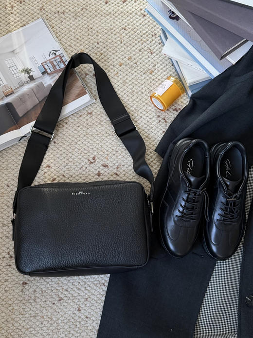 125-1圆正小众 JR潮牌 25新货 代工厂清库 男士邮差包 荔枝纹牛皮 复古斜挎包 商品图1