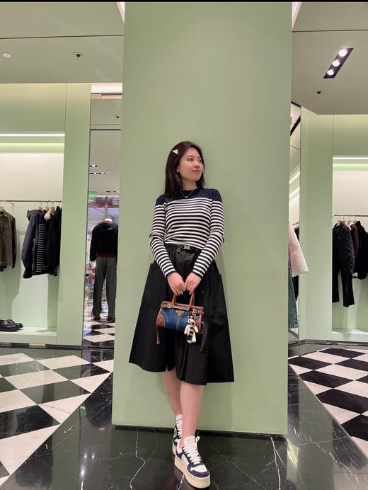 普拉达 2026早春最新款 藏蓝色条纹针织开衫(KX*MM) 商品图3