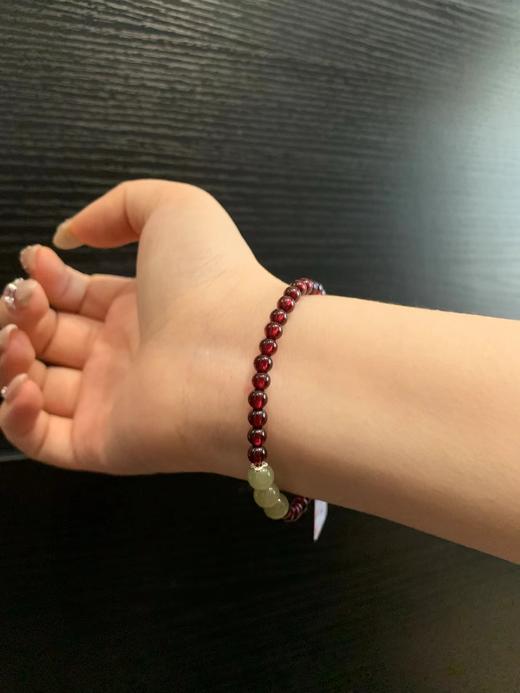 F012467叠戴单戴都很合适富家女和田玉石榴石手链 商品图8
