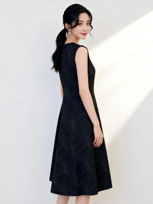 SZ3S57_漆黑色_连衣裙_春夏_圆领收腰优雅气质_高级女装_BERNIEELEN 伯妮斯茵 商品图4