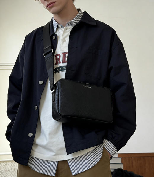 125-1圆正小众 JR潮牌 25新货 代工厂清库 男士邮差包 荔枝纹牛皮 复古斜挎包 商品图10