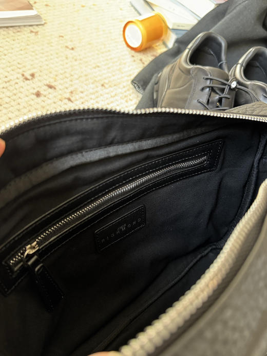 125-1圆正小众 JR潮牌 25新货 代工厂清库 男士邮差包 荔枝纹牛皮 复古斜挎包 商品图11