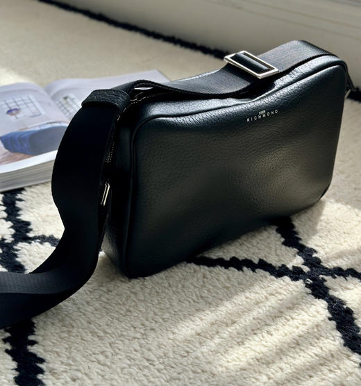 125-1圆正小众 JR潮牌 25新货 代工厂清库 男士邮差包 荔枝纹牛皮 复古斜挎包 商品图7