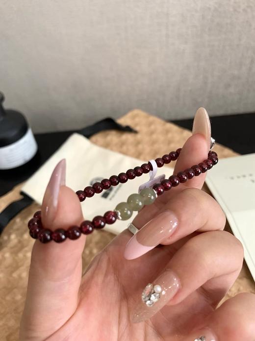 F012467叠戴单戴都很合适富家女和田玉石榴石手链 商品图1