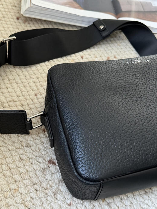 125-1圆正小众 JR潮牌 25新货 代工厂清库 男士邮差包 荔枝纹牛皮 复古斜挎包 商品图4