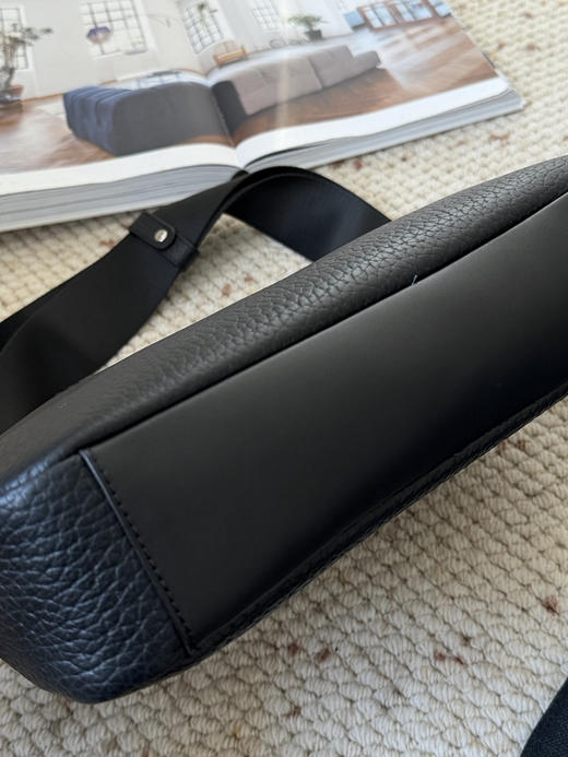 125-1圆正小众 JR潮牌 25新货 代工厂清库 男士邮差包 荔枝纹牛皮 复古斜挎包 商品图5