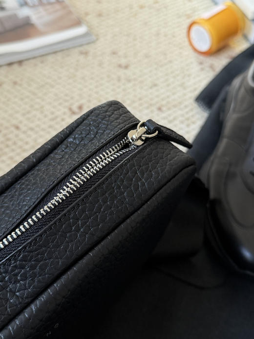 125-1圆正小众 JR潮牌 25新货 代工厂清库 男士邮差包 荔枝纹牛皮 复古斜挎包 商品图14