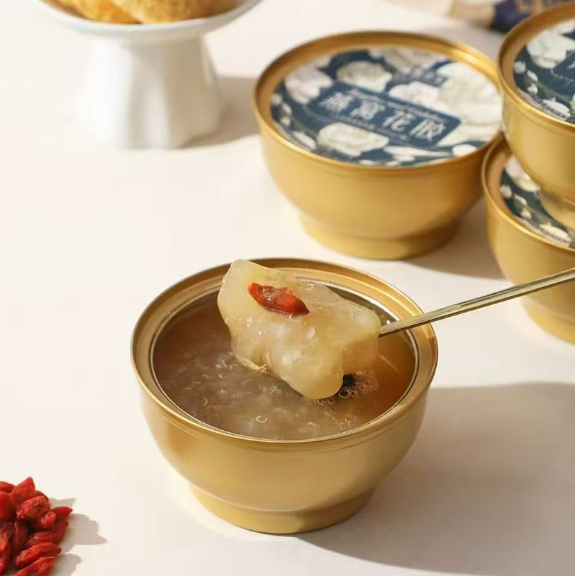 【滋补燕窝花胶】滋补时光，一碗花胶燕窝的温柔告白🥣 在繁忙的都市生活中，给自己一段慢下来的时光。煮一锅鲜炖花胶，再点缀几缕燕窝，让滋补成为一种仪式感。