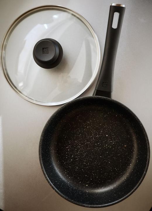 【双立人  不粘深煎锅】【赠送双立人高透玻璃锅盖】高纯度铝制不粘锅！22200次耐磨钛金层，5大国际认证！不含PFOA.国标1级不粘.耐酸性腐蚀24cm、30cm家用黄金尺寸 商品图6