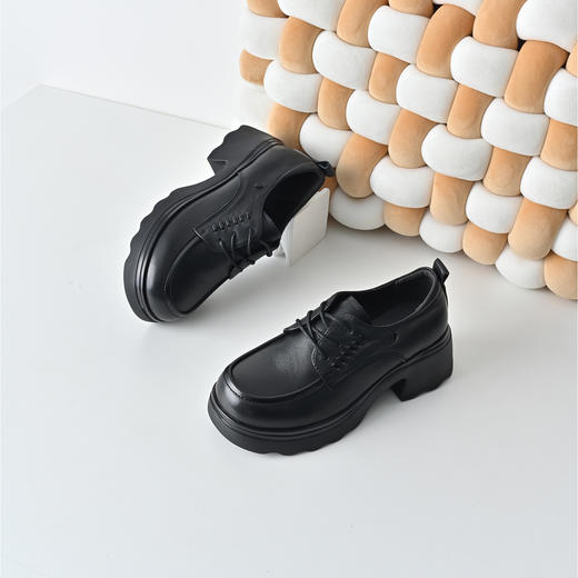 经典鲨2026年春专柜款牛皮革百搭黑色圆头中粗跟显瘦皮鞋女KW57-617021 商品图1