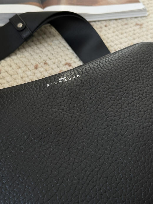 125-1圆正小众 JR潮牌 25新货 代工厂清库 男士邮差包 荔枝纹牛皮 复古斜挎包 商品图3